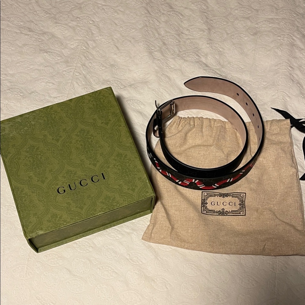 New Men’s Gucci Black Leather Belt with snake accent